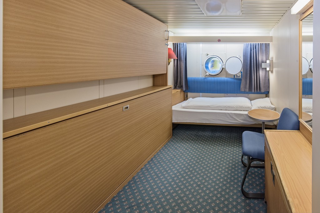 Hurtigruten MS Vesteralen Polar Outside middle 3 travellers a.jpg